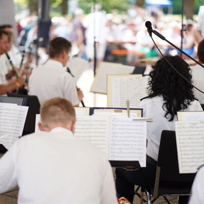 Das Polizei Orchester während des intensiven Spiels von hinten fotografiert.